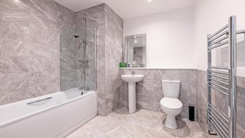Deluxe Apartment | Bathroom