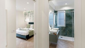 Een slaapkamer met een bed, nachtkastje en een bedtafel.