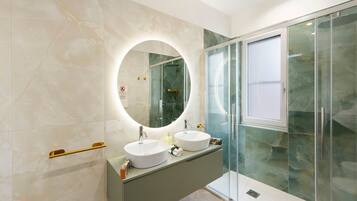 Dusche, Haartrockner, Handtücher