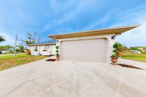 Exterior - Canal-Front w/Private Pool & Dock – Your Florida Escape Starts Here (Punta Gorda)