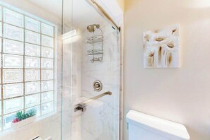 Shower, hair dryer, towels - Canal-Front w/Private Pool & Dock – Your Florida Escape Starts Here (Punta Gorda)