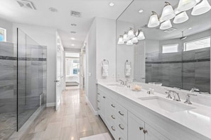 Shower, hair dryer, towels - Exquisite waterfront home with lanai, heated pool and spa(hot tub), and internet (Naples)