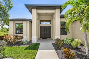 Exterior - Spacious coastal home, dog-friendly, private heated pool & close to everything (Cape Coral)