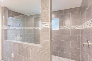 Shower, hair dryer, towels - Delightful home near beaches with heated pool, patio, lanai, grill, & streaming (Bonita Springs)