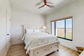 Iron/ironing board, WiFi, bed sheets - Lakefront lanai living w/ fenced yard, fishing, golfers paradise, Dogs OK (Placida)