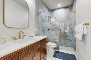 Shower, hair dryer, towels - Lakefront lanai living w/ fenced yard, fishing, golfers paradise, Dogs OK (Placida)