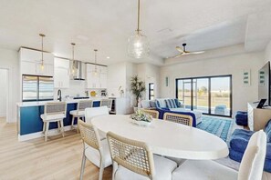 Interior - Lakefront lanai living w/ fenced yard, fishing, golfers paradise, Dogs OK (Placida)