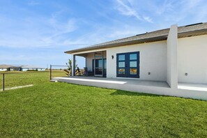 Exterior - Lakefront lanai living w/ fenced yard, fishing, golfers paradise, Dogs OK (Placida)