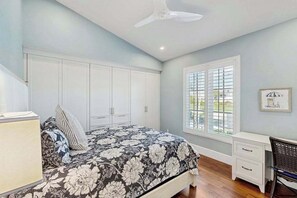 5 bedrooms, iron/ironing board, WiFi, bed sheets - Spacious canal front home with private pool, dock & close to everything (Marco Island)