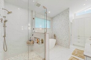 Shower, hair dryer, towels - Spacious canal front home with private pool, dock & close to everything (Marco Island)