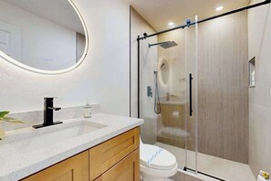 Shower, hair dryer, towels, shampoo - Waterfront home with private pool, game room, and washer & dryer (Cape Coral)