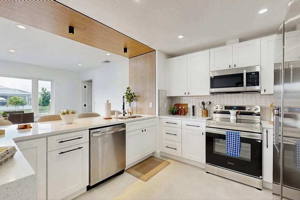 Refrigerador, microondas, horno, placa de cocina