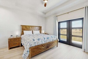 6 bedrooms, iron/ironing board, WiFi, bed sheets - Lakefront duplex escape w/lanai, fishing, fenced yard, golfers paradise, dogs OK (Placida)
