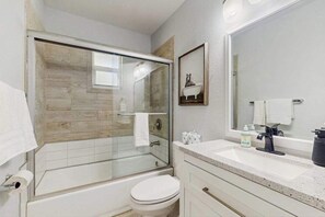Shower, towels - Cozy coastal duplex with full kitchen, close to beach & shopping (Naples)