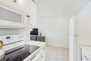Fridge, microwave, oven, stovetop - Cozy coastal duplex with full kitchen, close to beach & shopping (Naples)