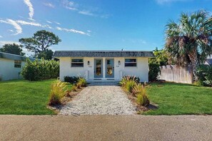 Exterior - Cozy coastal duplex with full kitchen, close to beach & shopping (Naples)