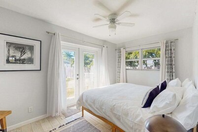 Cozy coastal duplex with full kitchen, close to beach & shopping