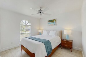 3 bedrooms, iron/ironing board, WiFi, bed sheets - Coastal home with pool, lanai, and washer and dryer (Marco Island)