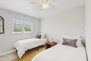 2 bedrooms, iron/ironing board, WiFi, bed sheets - Cozy coastal duplex with full kitchen, close to beach & shopping (Naples)