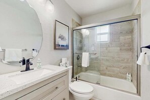 Shower, towels - Cozy coastal duplex with full kitchen, close to beach & shopping (Naples)