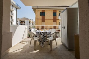 Outdoor dining - GuestHost - Alba Cozy Flat near the Sea W/Parking (Alba Adriatica)