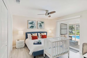 6 bedrooms, WiFi, bed sheets - Stunning property with heated pool, grill, hammock, & smart TVs - dog-friendly (Cape Coral)