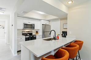 Fridge, microwave, oven, stovetop - Stunning property with heated pool, grill, hammock, & smart TVs - dog-friendly (Cape Coral)