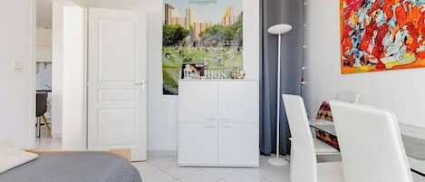3 habitaciones, tabla de planchar con plancha, internet y ropa de cama