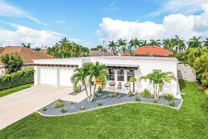 Exterior - Dog friendly home with fire pit, enclosed yard, and washer and dryer (Cape Coral)