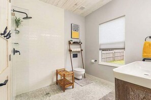 Shower, hair dryer, towels - Dog friendly home with fire pit, enclosed yard, and washer and dryer (Cape Coral)