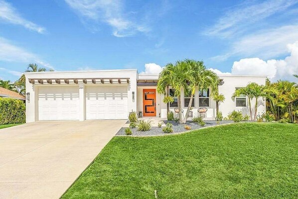 Exterior - Dog friendly home with fire pit, enclosed yard, and washer and dryer (Cape Coral)
