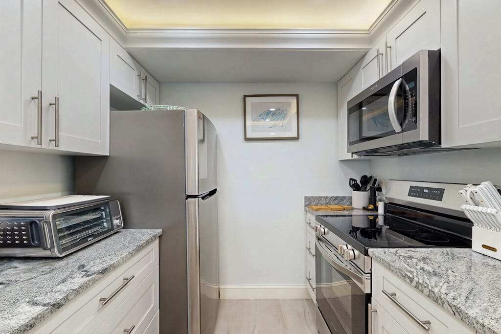 Refrigerador, microondas, horno y parrilla de estufa 