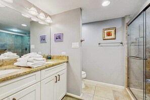 Douche, sèche-cheveux, serviettes fournies