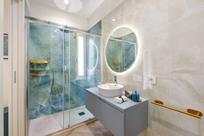 Een douche, een haardroger, handdoeken
