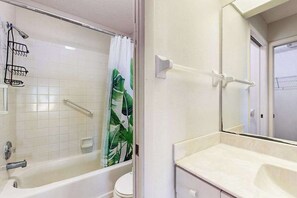 Shower, hair dryer, towels - Coastal charm within blocks of the Gulf beaches, snowbird and dog friendly, AC (Venice)