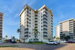 Exterior - Gorgeous condo with modern upgrades, Gulfviews & shared pool (Bonita Springs)