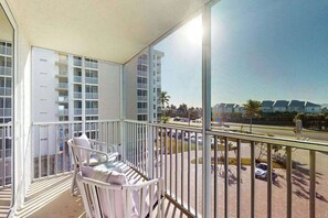 Property grounds - Gorgeous condo with modern upgrades, Gulfviews & shared pool (Bonita Springs)