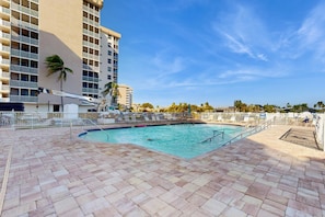 Pool - Gorgeous condo with modern upgrades, Gulfviews & shared pool (Bonita Springs)