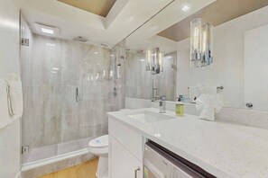 Douche, sèche-cheveux, serviettes fournies
