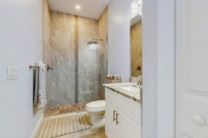 Dusche, Handtücher, Shampoo