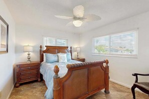 3 bedrooms, desk, iron/ironing board, WiFi - Snowbird Retreat – Canal Home w/Pool, Game Room & Pet Friendly (Punta Gorda)