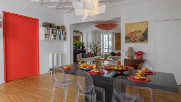 Apartment, Courtyard View | Tempat makan
