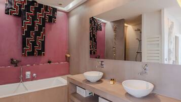 Apartment, Courtyard View | Bilik Mandi