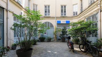 Apartment, Courtyard View | Bahagian luar