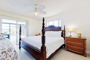 3 bedrooms, iron/ironing board, travel cot, WiFi - Private home on the canal with dock, screened pool, patio, AC, & W/D - dog-friendly (Saint James City)
