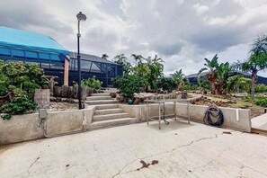 Terrace/patio - Private home on the canal with dock, screened pool, patio, AC, & W/D - dog-friendly (Saint James City)