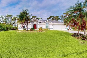 Exterior - Cozy home with private pool, lanai, central AC & washer/dryer (Port Charlotte)
