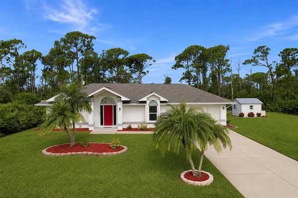 Exterior - Cozy home with private pool, lanai, central AC & washer/dryer (Port Charlotte)