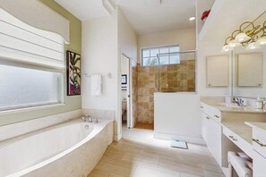 Shower, hair dryer, towels - Serene and elegant with heated pool, water views, family and dog friendly, W/D (Port Charlotte)