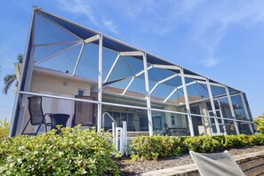 Property grounds - Serene and elegant with heated pool, water views, family and dog friendly, W/D (Port Charlotte)